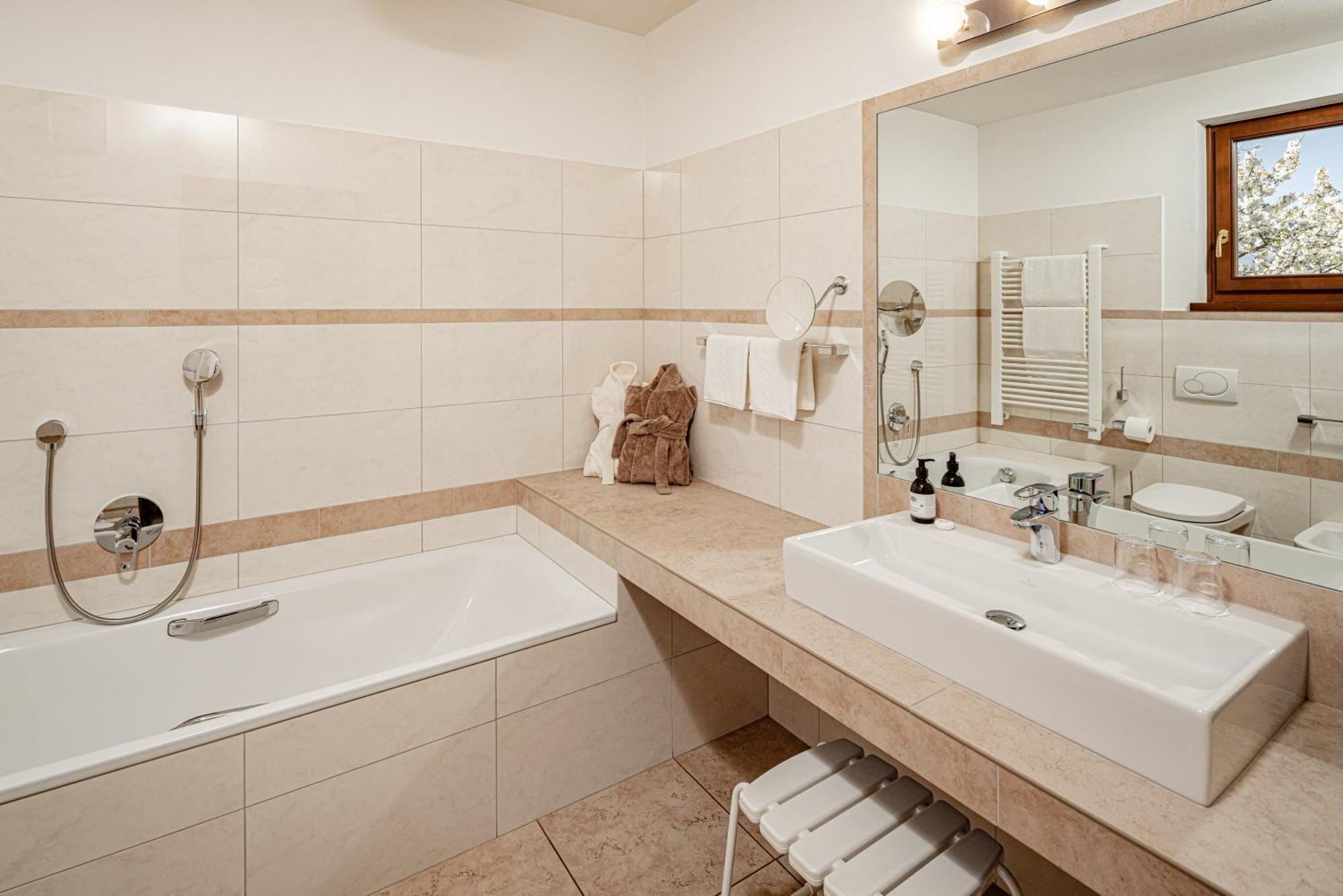 Hotel Haus Am Hang 칼다로 객실 사진