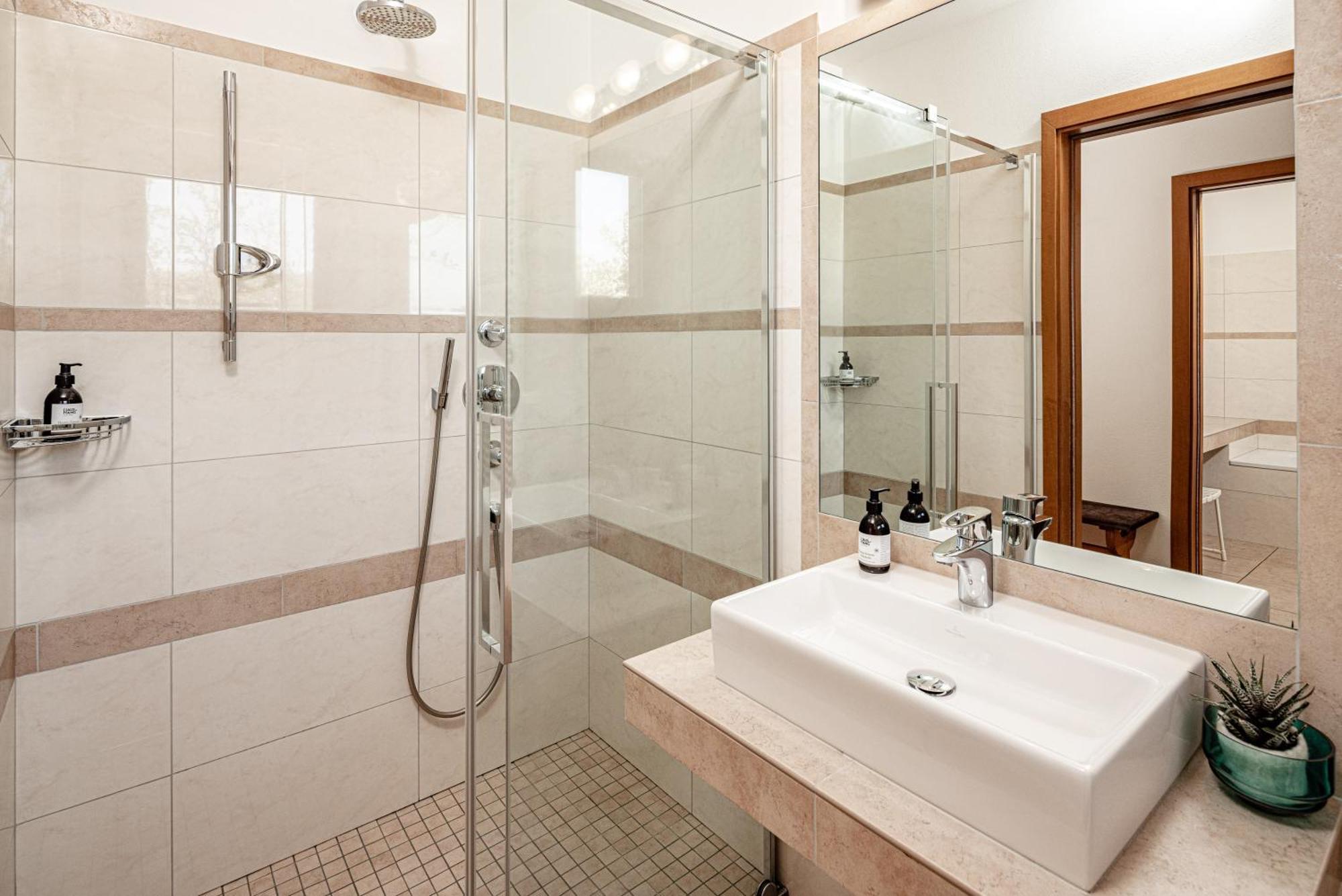 Hotel Haus Am Hang 칼다로 객실 사진
